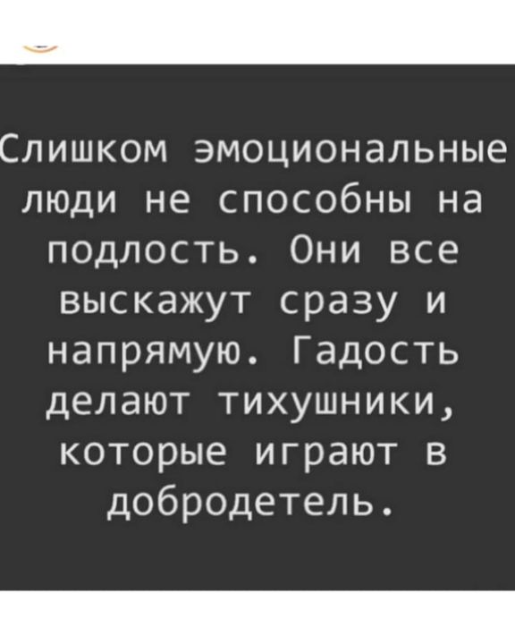 Малышка принимает в огромный анус больше одного члена за раз после разминки фистингом